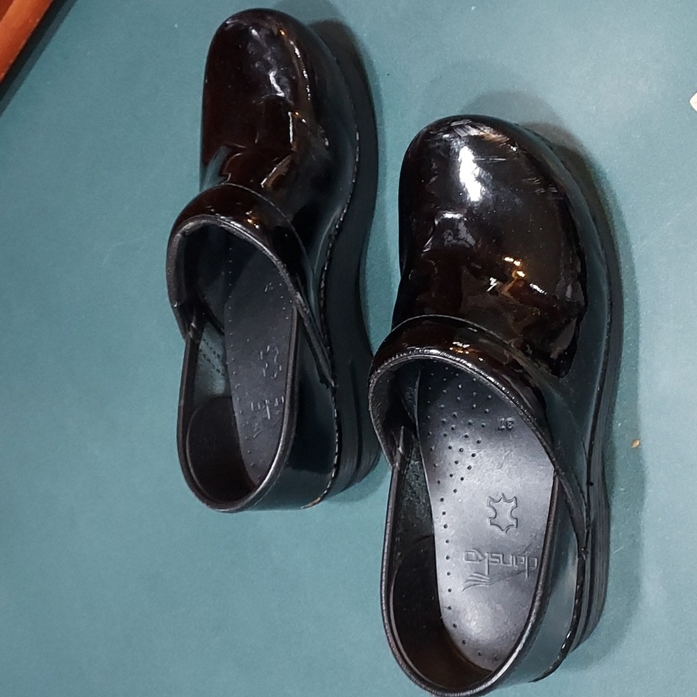 Dansko Women's Shiny Black Mules